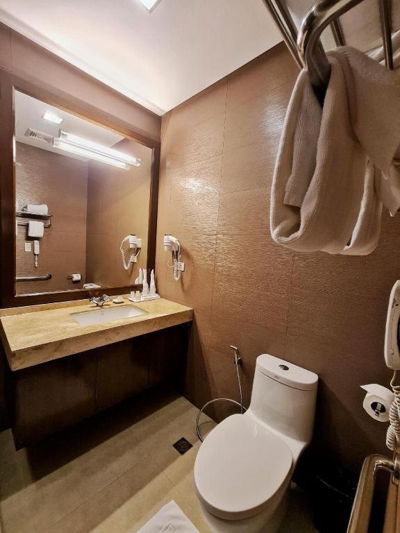 District 21 Hotel Iloilo City Exterior photo