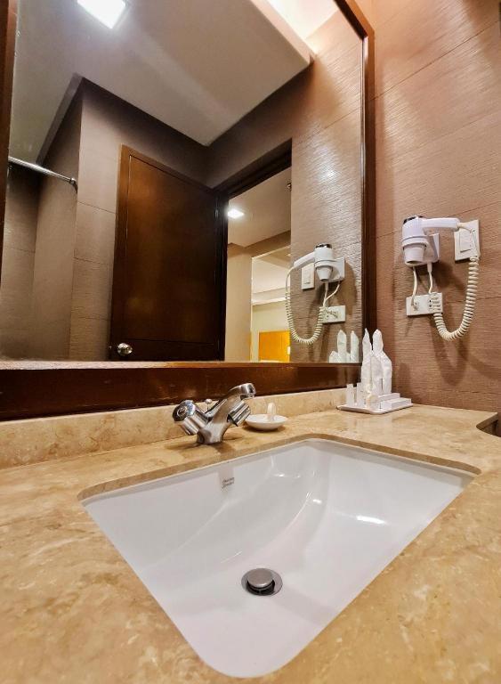 District 21 Hotel Iloilo City Exterior photo