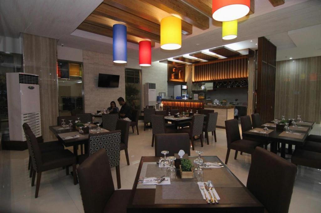 District 21 Hotel Iloilo City Exterior photo